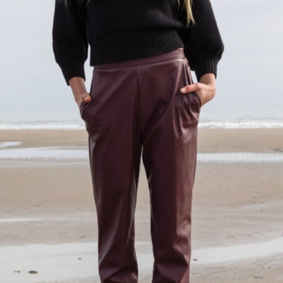 NEW Heidi Merrick Burgundy vegan Leather pants - Picture 3 of 4